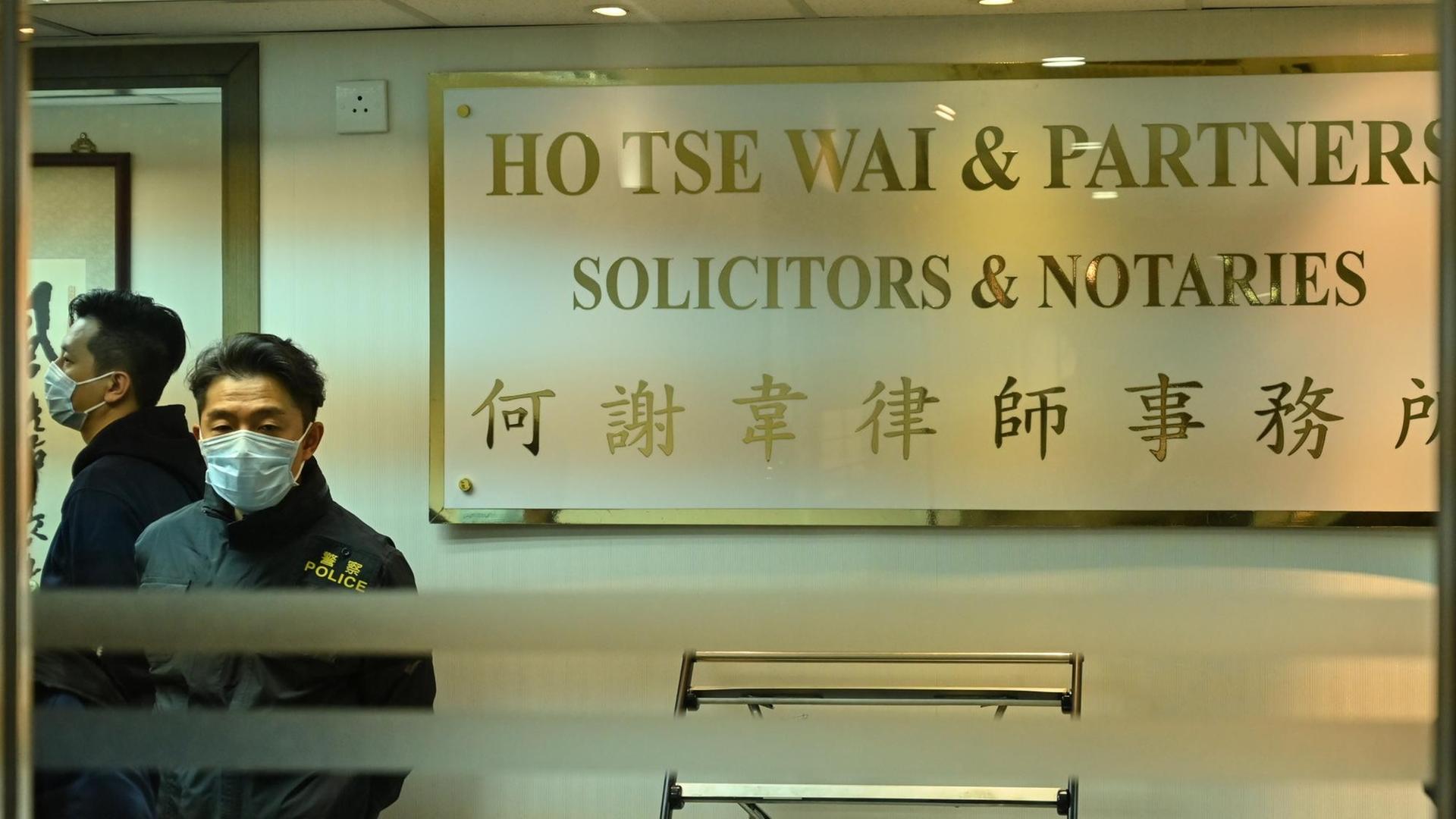 Das Foto zeigt einen Polizei-Einsatz bei einem Rechts-Anwalt und früheren Abgeordneten in Hongkong. Das Foto zeigt einen Polizei-Einsatz bei einem Rechts-Anwalt und früheren Abgeordneten in Hongkong.