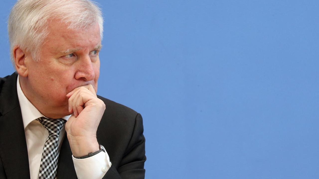 Das Foto zeigt Bundesinnenminister Horst Seehofer vor der Bundespressekonferenz. Das Foto zeigt Bundesinnenminister Horst Seehofer vor der Bundespressekonferenz.