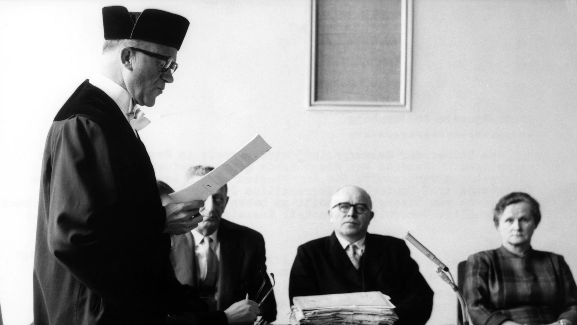 Eine Zeugenbefragung während eines Standgerichtsprozesses im März 1958. Den Angeklagten wird vorgeworfen, ungerechtfertigte Todesurteile vollstreckt zu haben. Eine Zeugenbefragung während eines Standgerichtsprozesses im März 1958. Den Angeklagten wird vorgeworfen, ungerechtfertigte Todesurteile vollstreckt zu haben.