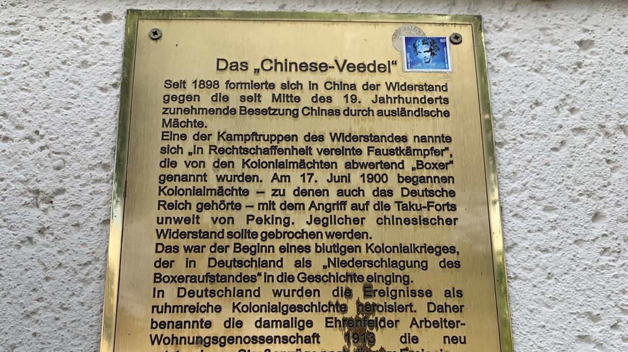 Eine Tafel verweist auf das sogenannte „Chinese-Veedel“ im Kölner Stadtteil Ehrenfeld.