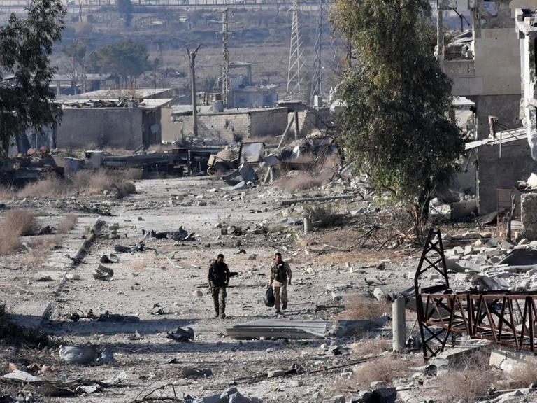 Syrische Streitkräfte am 12. Dezember 2016 in einem zerstörten Teil Aleppos