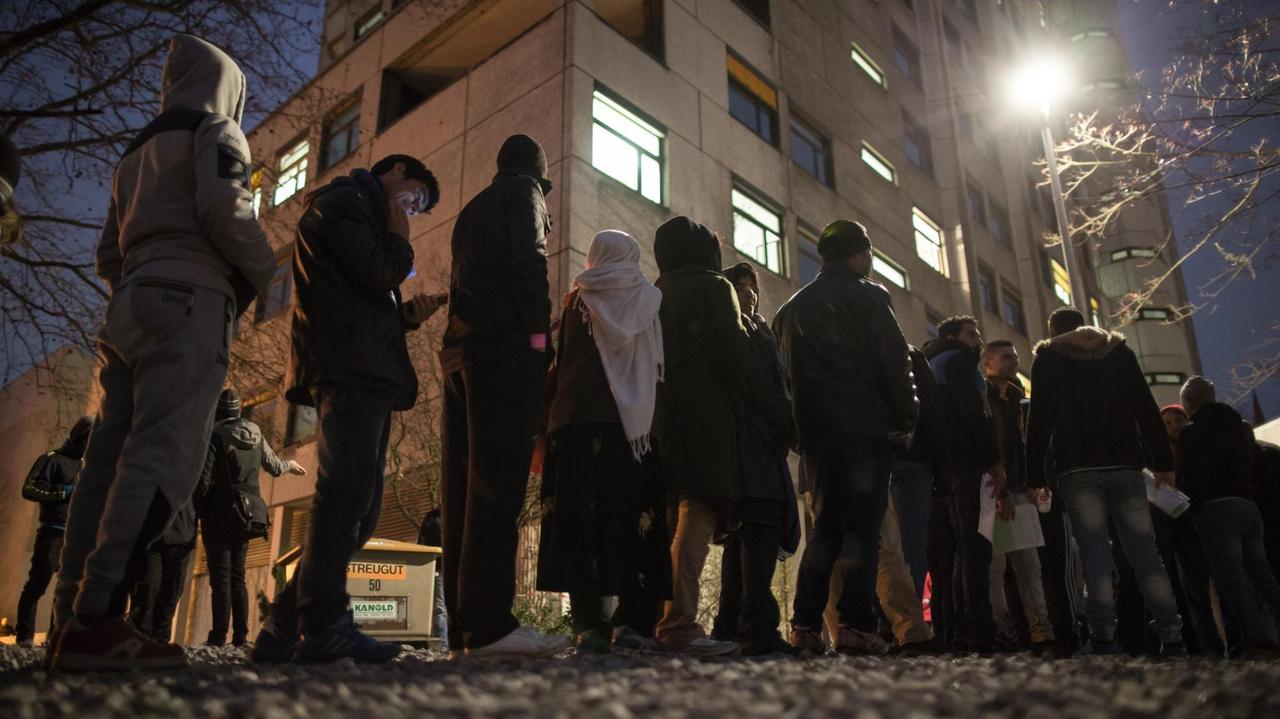 Flüchtlinge in Berlin vor dem Landesamt für Gesundheit und Soziales (07.12.2015).