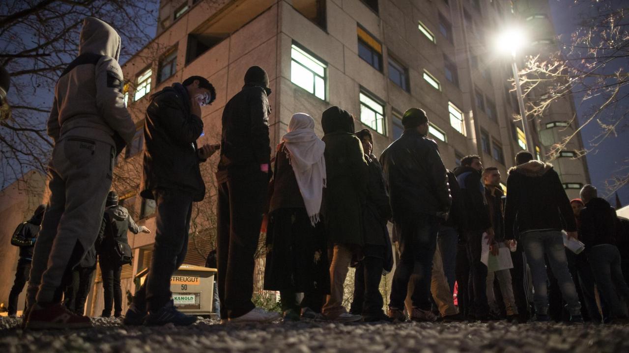 Flüchtlinge in Berlin vor dem Landesamt für Gesundheit und Soziales (07.12.2015). Flüchtlinge in Berlin vor dem Landesamt für Gesundheit und Soziales (07.12.2015).