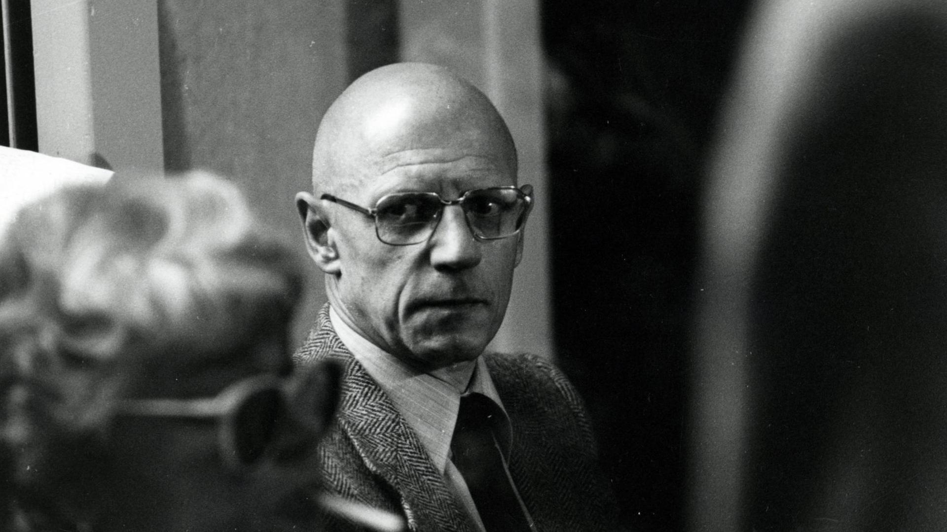 Der französische Philosoph Michel Foucault (1926 - 1984) bei einer Veranstaltung, 1982. Schwarzweiß-Fotografie.