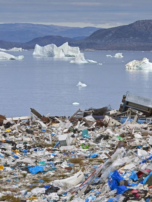 Eine Müllhalde am Ilulissat, Jakobshavn, Disko-Bay in Grönland befindet sich kurz vor dem Meer, auf dem kleine Eisberge fließen.