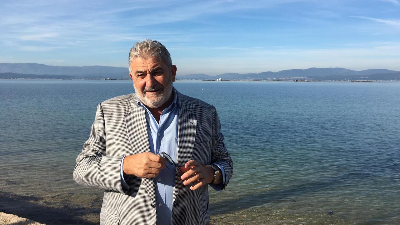 Porträt von Laureano Oubiña, im Hintergrund das Meer, er ist einer der bekanntesten Schmuggler Galiciens Porträt von Laureano Oubiña, im Hintergrund das Meer, er ist einer der bekanntesten Schmuggler Galiciens
