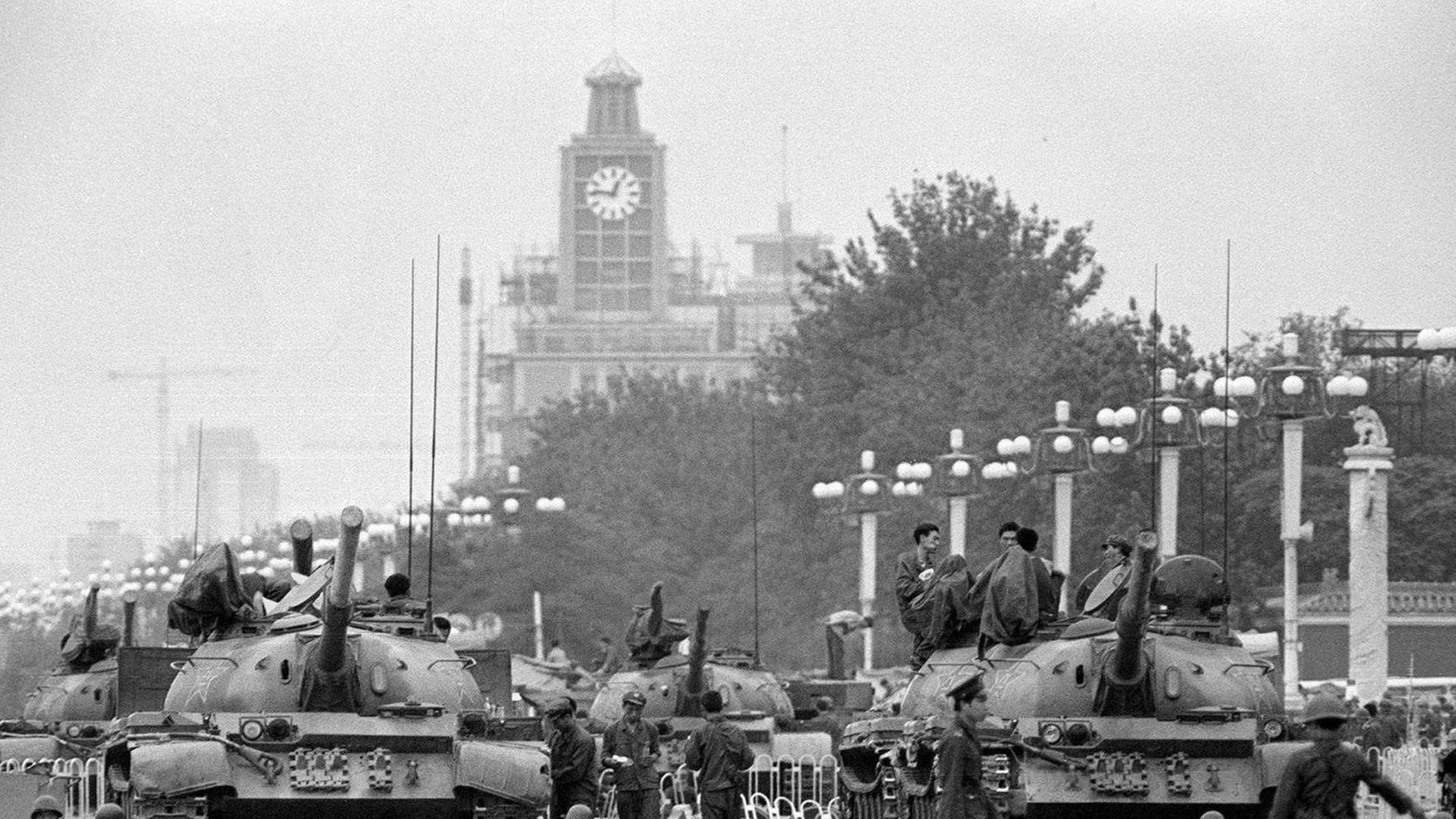 Nur wenige Tage nach dem Massaker: Panzer stehen am 6. Juni 1989 auf dem Platz des Himmlischen Friedens Wache. Nur wenige Tage nach dem Massaker: Panzer stehen am 6. Juni 1989 auf dem Platz des Himmlischen Friedens Wache.