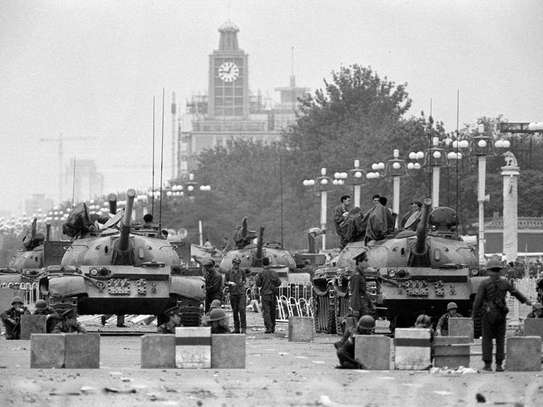 Nur wenige Tage nach dem Massaker: Panzer stehen am 6. Juni 1989 auf dem Platz des Himmlischen Friedens Wache.