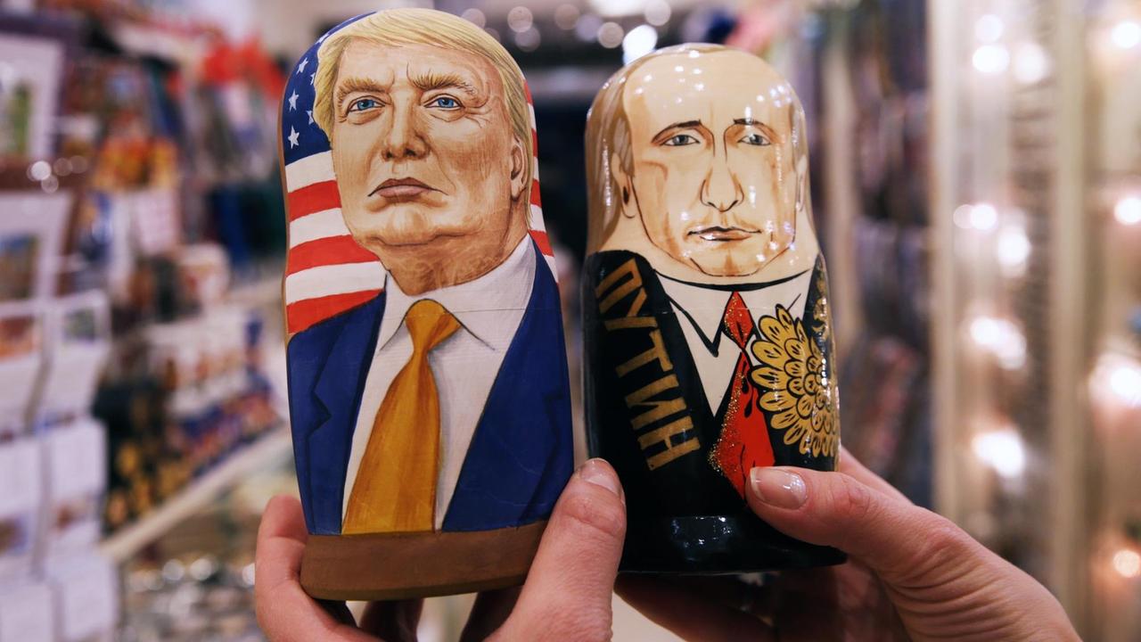 Zwei russische Matrjoschka-Puppen in einem Moskauer Souvenir-Laden sind mit den Gesichtern von Donald Trump und Wladimir Putin bemalt. Zwei russische Matrjoschka-Puppen in einem Moskauer Souvenir-Laden sind mit den Gesichtern von Donald Trump und Wladimir Putin bemalt.