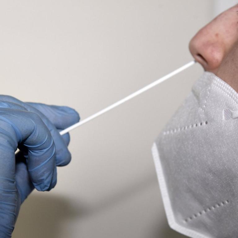 Vorstellung des Acon Biotech Flowflex SARS-CoV-2-Antigen Schnelltests, der über die Baumgartner & Rath GmbH Hightech Unternehmen vertrieben wird. Symbolbild, Themenbild, Model-Release München, 08.03.2021 *** Presentation of the Acon Biotech Flowflex SARS CoV 2 Antigen Rapid Test, which is distributed by Baumgartner Rath GmbH Hightech Unternehmen Symbolic image, theme image, model release Munich, 08 03 2021 Foto:xS.xAdamx/xFuturexImage