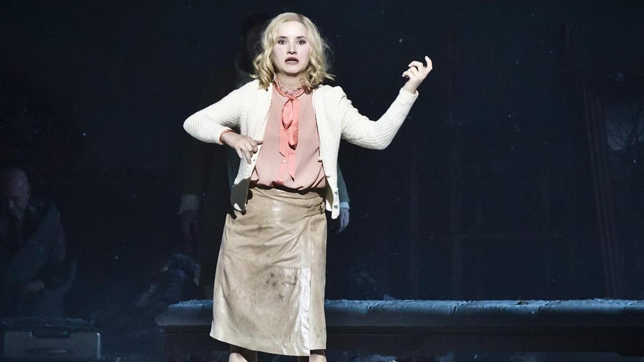 Die Sängerin Anna Prohaska auf der Bühne der Staatsooper Berlin in einer Szene der Oper "Violetter Schnee" von Beat Furrer. Die Sängerin Anna Prohaska auf der Bühne der Staatsooper Berlin in einer Szene der Oper "Violetter Schnee" von Beat Furrer.