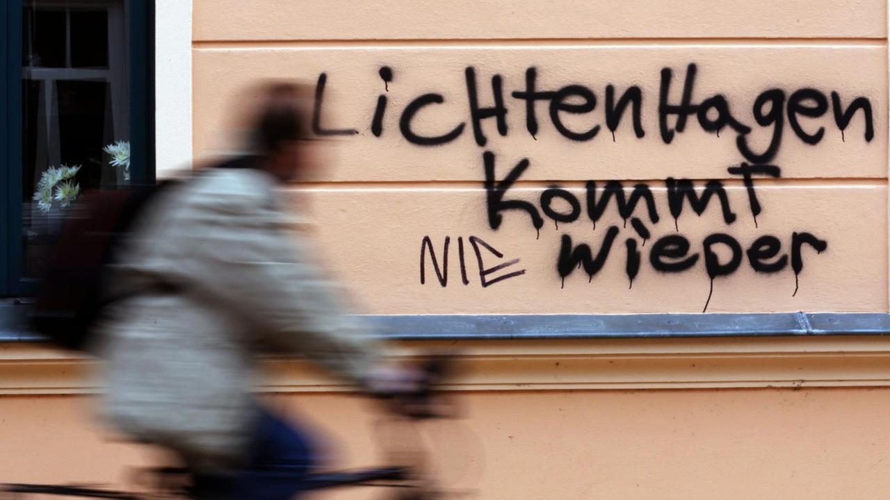 "Lichtenhagen kommt wieder" lautet eine rechtsextreme Schmiererei in Anspielung auf die ausländerfeindlichen Krawalle in Rostock-Lichtenhagen im August 1992, später wurde das Wort «Nie» dazu geschrieben.