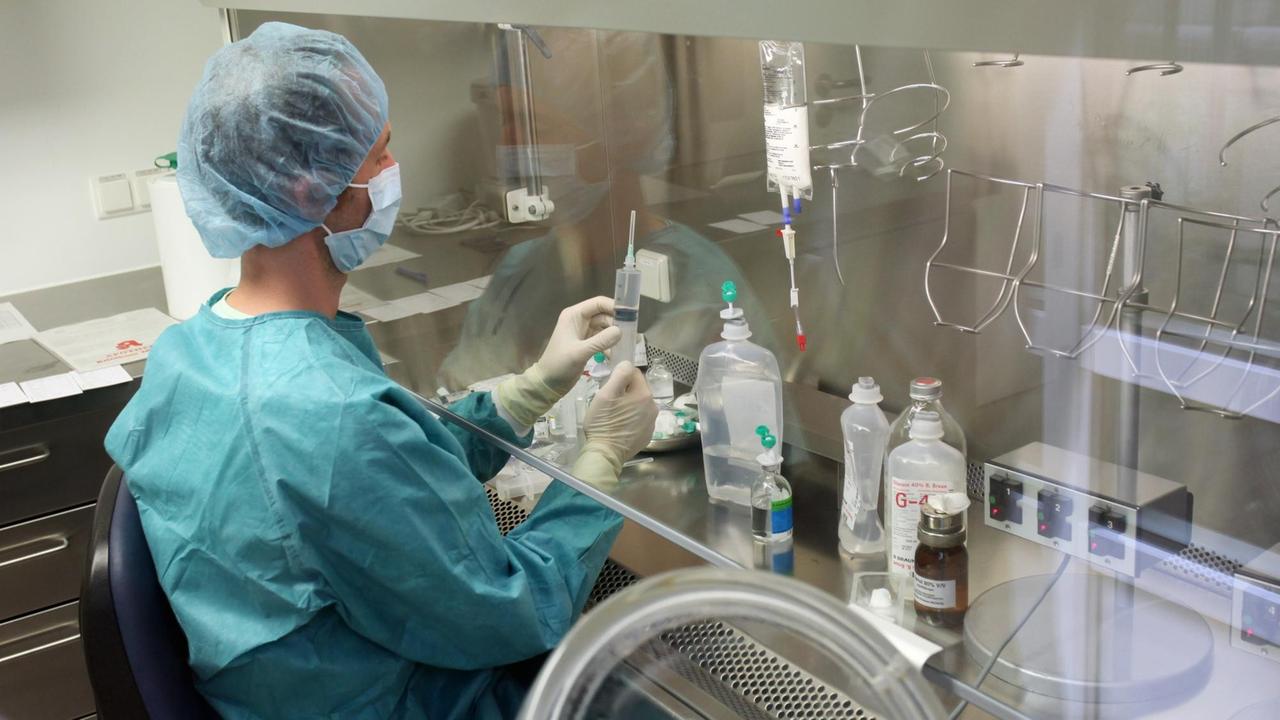 Ein pharmazeutisch-technischer Assistent der Krankenhausapotheke im Süd Klinikum in Nürnberg (Mittelfranken) stellt in einem Reinraum der Kinderklinik Infusionen her (Aufnahme durch eine Glasscheibe - Foto vom 03.08.2011). Die Apotheke im Klinikum Nürnberg ist eine der größten Krankenhausapotheke Europas. Ein pharmazeutisch-technischer Assistent der Krankenhausapotheke im Süd Klinikum in Nürnberg (Mittelfranken) stellt in einem Reinraum der Kinderklinik Infusionen her (Aufnahme durch eine Glasscheibe - Foto vom 03.08.2011). Die Apotheke im Klinikum Nürnberg ist eine der größten Krankenhausapotheke Europas.