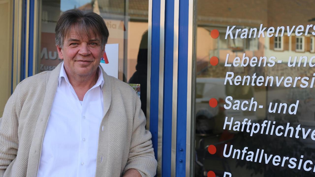 Ein Mann steht vor einem Büro. Ein Mann steht vor einem Büro.