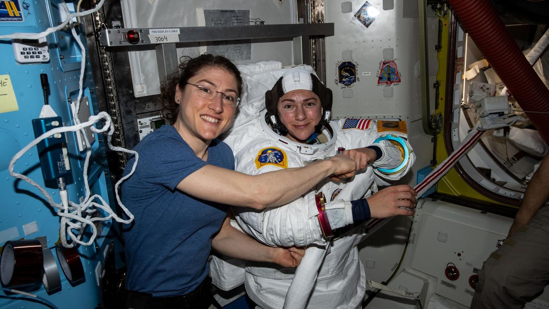 Christina Koch (links) und Jessica Meir bei Vorbereitungen zu dem Außeneinsatz Christina Koch (links) und Jessica Meir bei Vorbereitungen zu dem Außeneinsatz