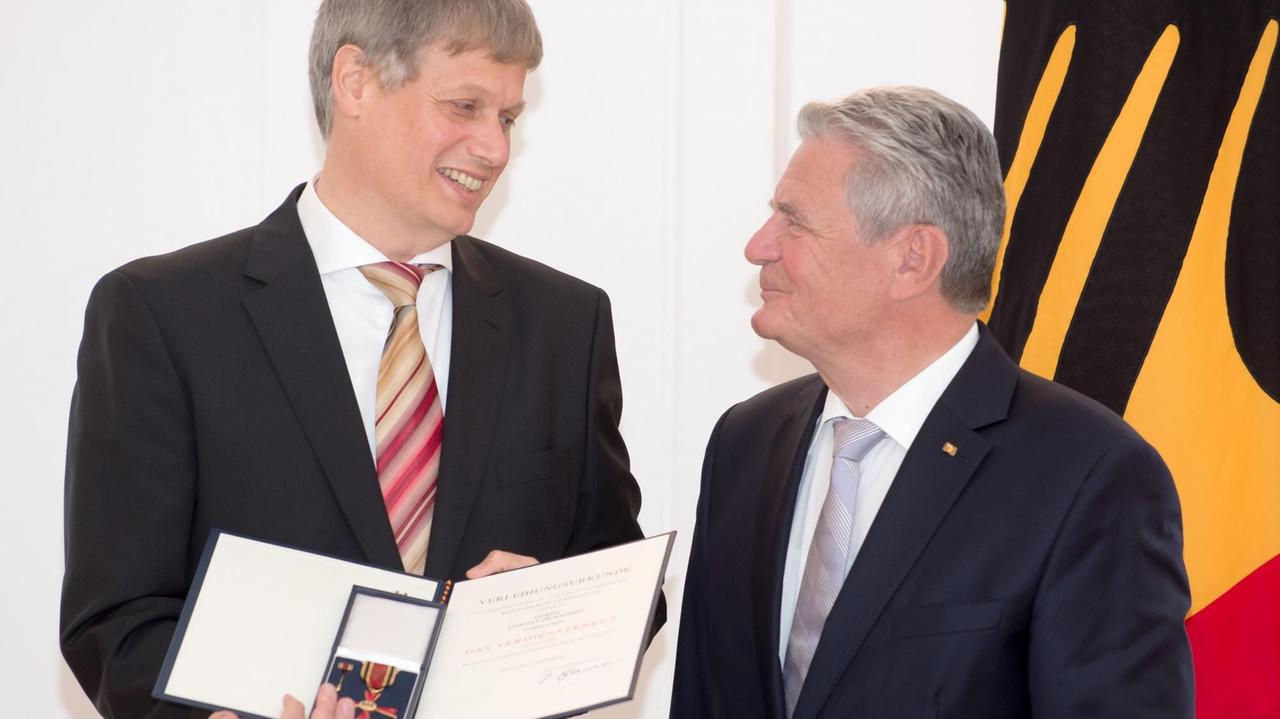 Bundespräsident Joachim Gauck überreicht Stephan Bickhardt seinen Verdienstorden. Bundespräsident Joachim Gauck überreicht Stephan Bickhardt seinen Verdienstorden.