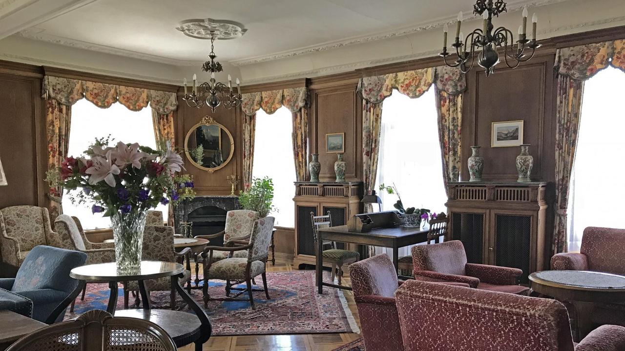 Die Welt von gestern im Bellevue des Alpes, einem der letzten schweizer Grand Hotels des 19. Jahrhunderts Die Welt von gestern im Bellevue des Alpes, einem der letzten schweizer Grand Hotels des 19. Jahrhunderts