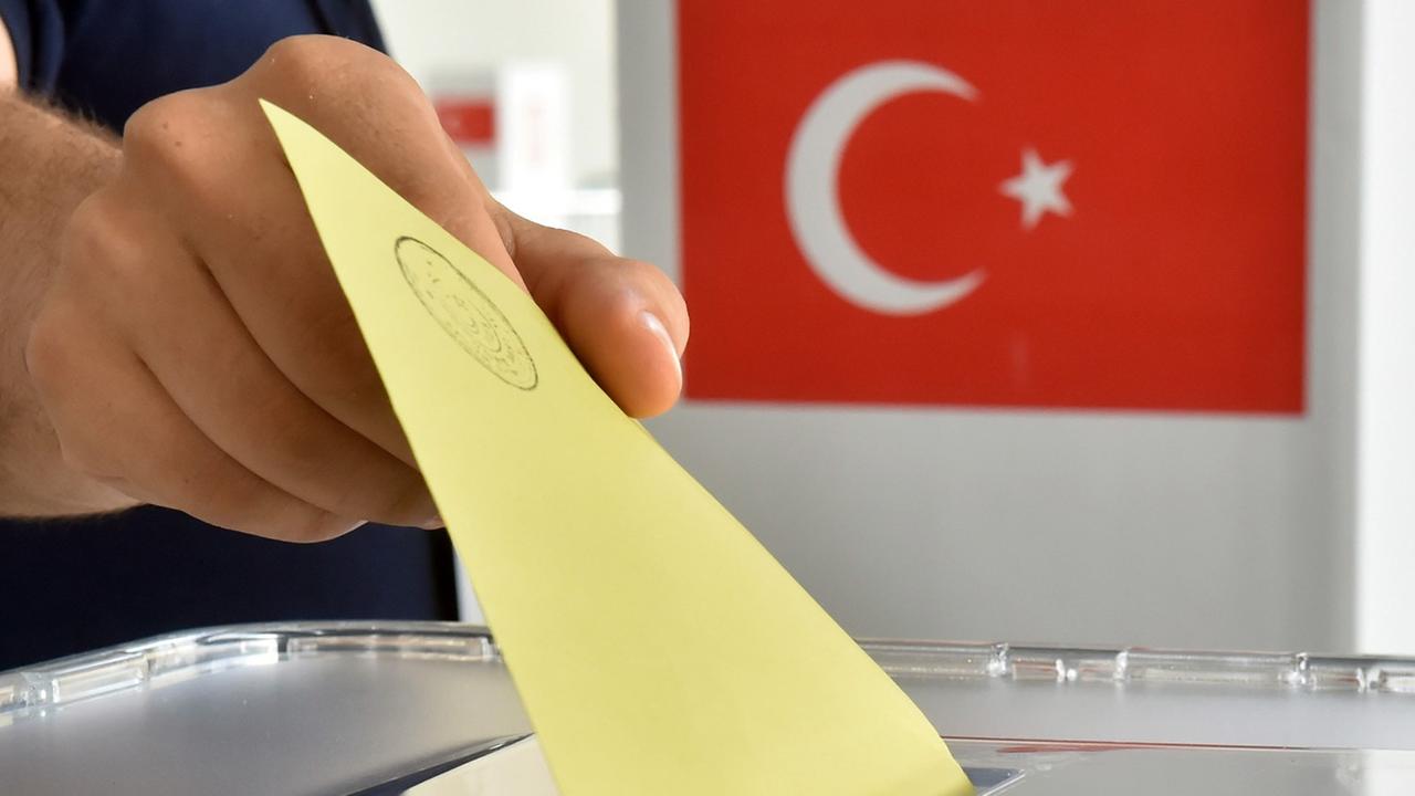 Auch auf dem Messegelände in Karlsruhe können türkische Bürgerinnen und Bürger ihre Stimme für die Präsidentschaftswahl in der Türkei abgeben, Aufnahme vom 31. Juli 2014