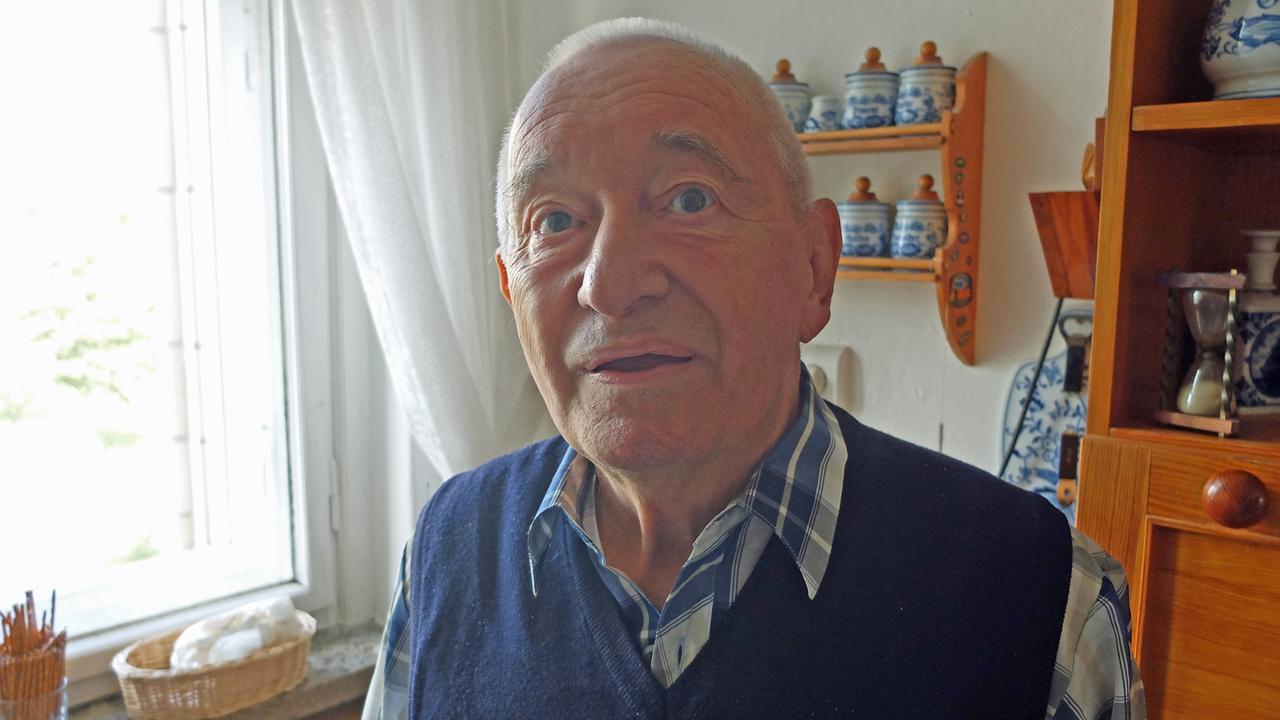 Karl Brosche in seiner Küche Karl Brosche in seiner Küche