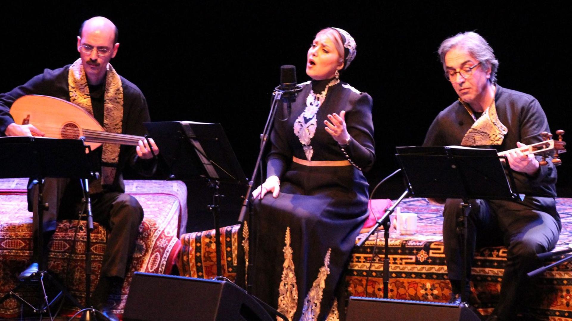 Die iranische Musikerin Mahdieh Mohammadkhani mit dem Dastan Ensemble