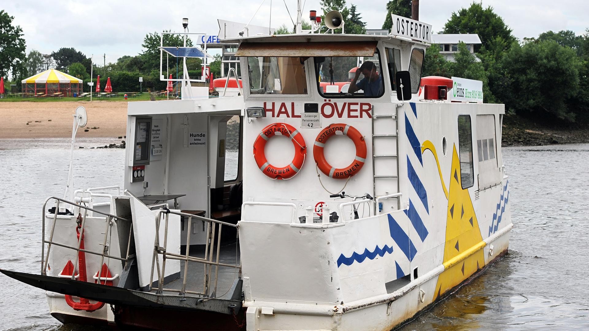 Die Weserfähre "Hal över" in Bremen. Die Weserfähre "Hal över" in Bremen.