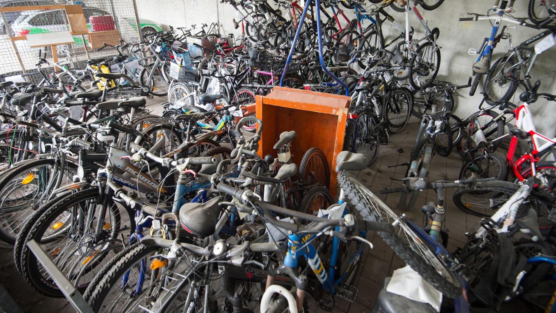 Viele Fahrräder stehen und hängen nebeneinander in einer Asservatenkammer in der Polizeiinspektion in Fürth (Bayern).