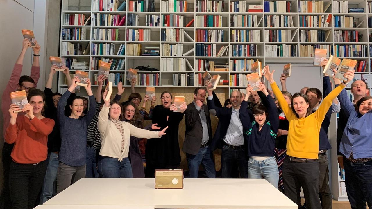 Mit dem Preisträgerbuch in den Händen jubelt das Team bei Suhrkamp.
Mit dem Preisträgerbuch in den Händen jubelt das Team bei Suhrkamp.