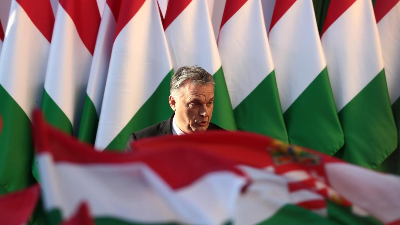 Der ungarische Premierminister Viktor Orban hält seine Rede während der letzten Wahlkampfveranstaltung seiner Fidesz-Partei in Szekesfehervar am 6. April 2018. Der ungarische Premierminister Viktor Orban hält seine Rede während der letzten Wahlkampfveranstaltung seiner Fidesz-Partei in Szekesfehervar am 6. April 2018.