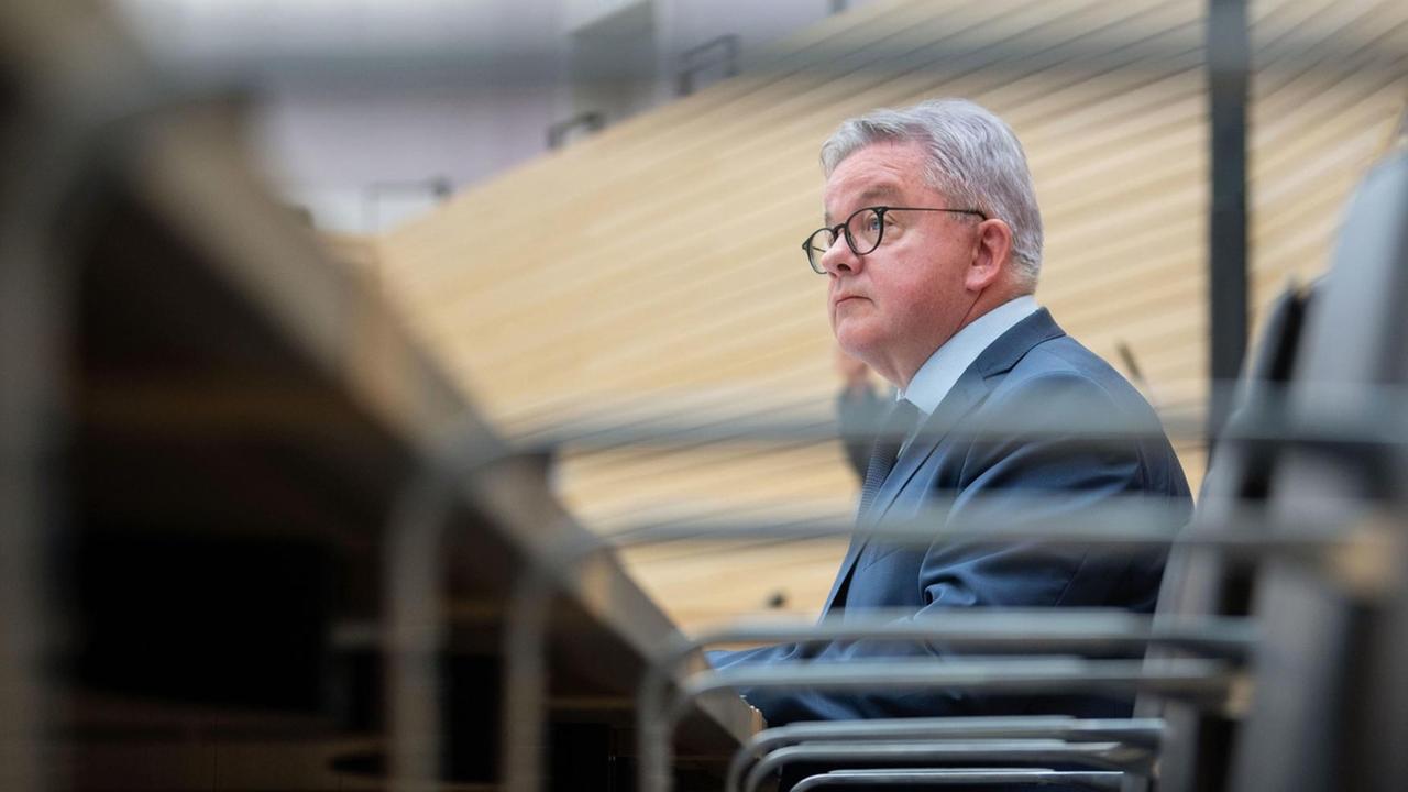 Guido Wolf (CDU), Justizminister von Baden-Württemberg, spricht während einer Plenarsitzung im Landtag von Baden-Württemberg. Guido Wolf (CDU), Justizminister von Baden-Württemberg, spricht während einer Plenarsitzung im Landtag von Baden-Württemberg.