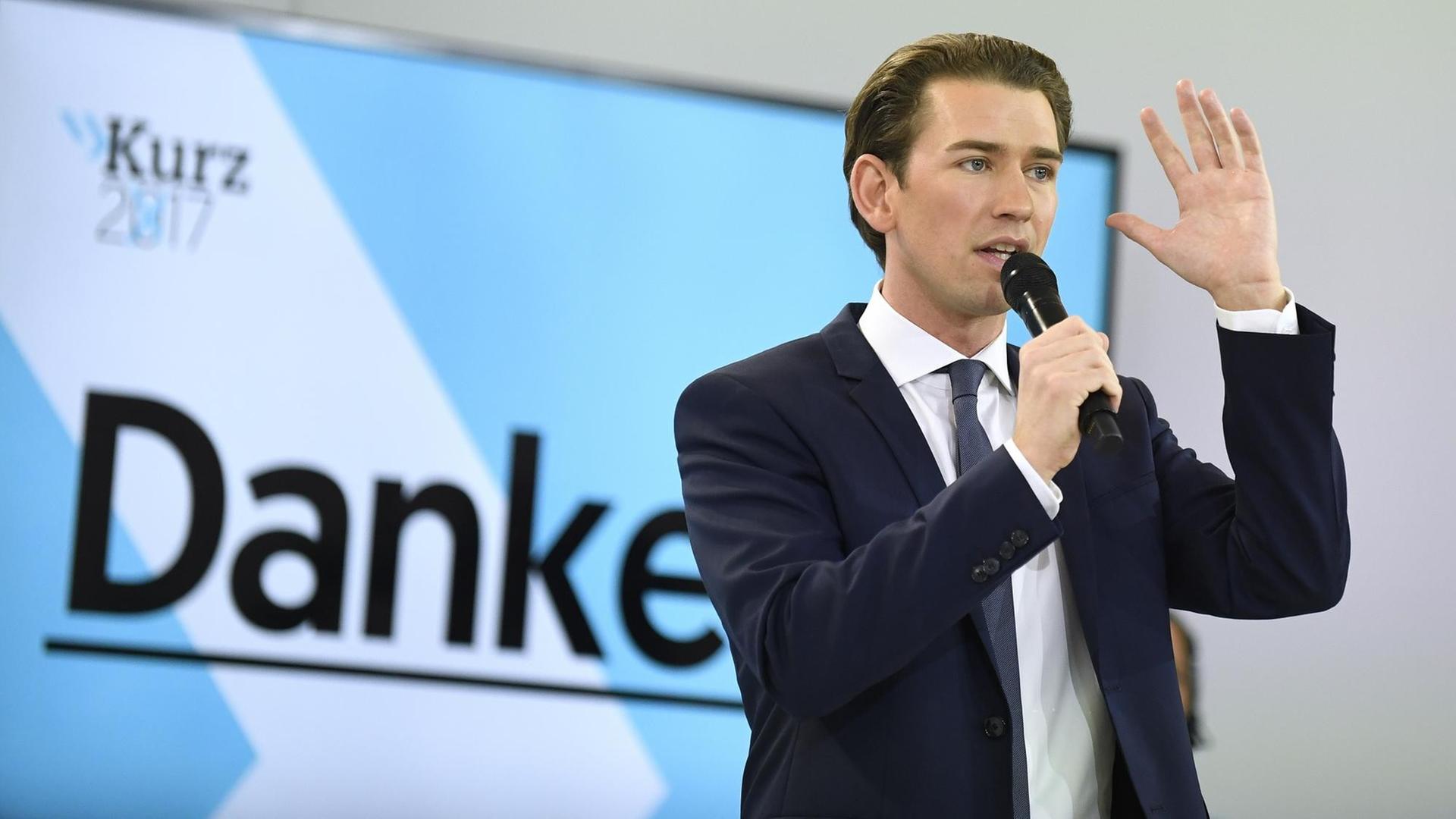 ÖVP-Chef und Außenminister Sebastian Kurz spricht am 15.10.2017 in Wien (Österreich), nachdem die erste Hochrechnung im Rahmen der Nationalratswahl bekannt gegeben wurde. ÖVP-Chef und Außenminister Sebastian Kurz spricht am 15.10.2017 in Wien (Österreich), nachdem die erste Hochrechnung im Rahmen der Nationalratswahl bekannt gegeben wurde.