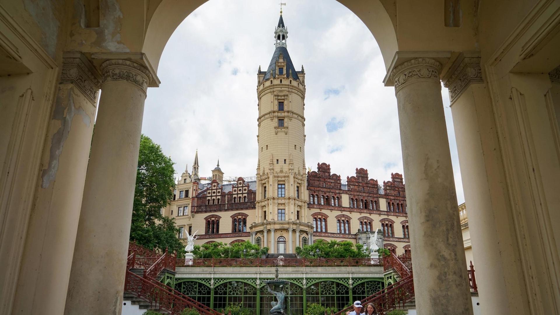 Schweriner Schloss mit Orangerie. Foto vom 27. Juni 2016. Schweriner Schloss mit Orangerie. Foto vom 27. Juni 2016.