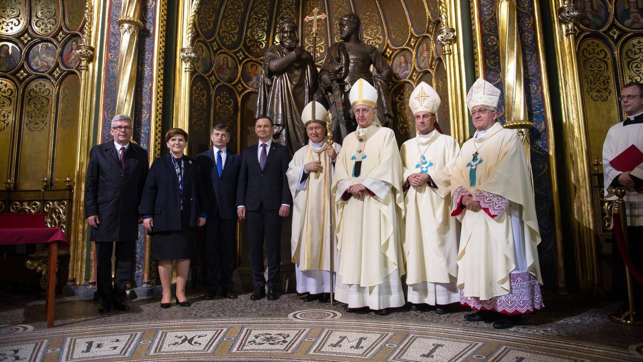 Die katholische Kirche hat in Polen großen Einfluss: Mitglieder der PiS-Regierung und Geistliche bei einem gemeinsamen Gottesdienst 2016. 