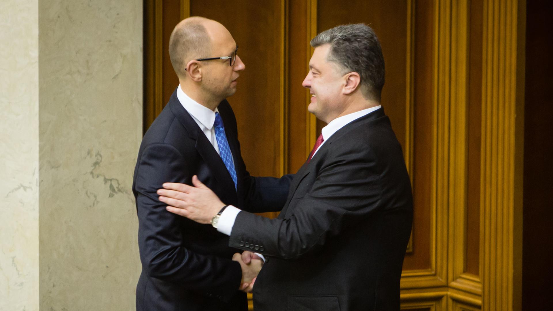 Die Parteien von Staatschef Poroschenko (r) und Ministerpräsident Jazenjuk kamen jeweils auf mehr als 21 Prozent der Stimmen. Die Parteien von Staatschef Poroschenko (r) und Ministerpräsident Jazenjuk kamen jeweils auf mehr als 21 Prozent der Stimmen.