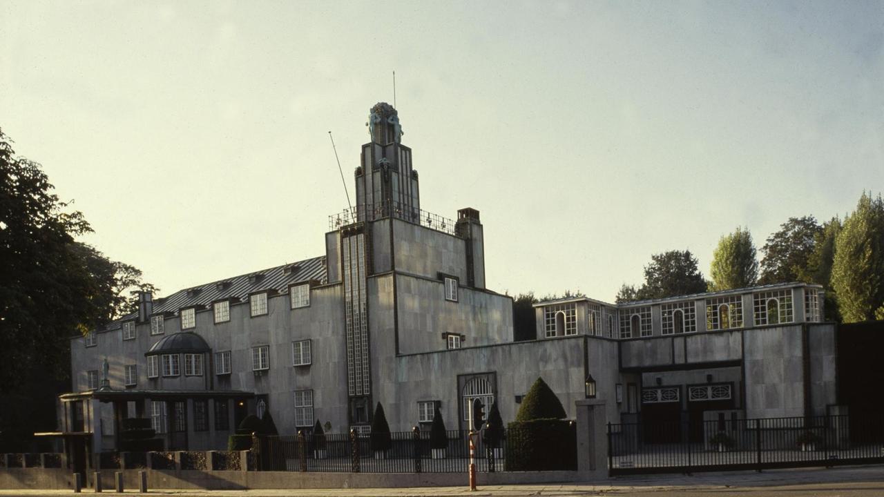 Eine Außenansicht  des Palais Stoclet , eine von 1905 bis 1911 im Stil der Wiener Secession erbaute Villa in Woluwe-Saint-Pierre in der Region Brüssel-Hauptstadt. Architekt war Josef Hoffmann; von Gustav Klimt stammt der Stoclet-Fries.