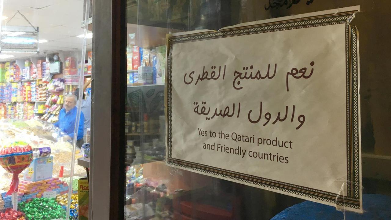 Auf dem Basar hängt ein Schild mit der Aufschrift: Schild: "Ja zu Produkten aus Katar – und ja zu befreundeten Ländern". 