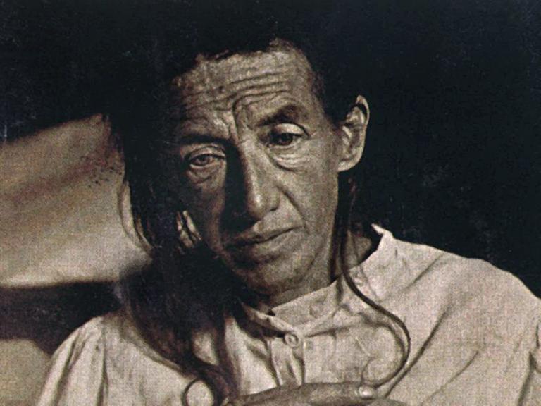 Aufnahme von Auguste Deter, einer berühmten Alzheimer-Patientin, aufgenommen im Februar 1902, wenige Monate nach ihrer Einweisung in die "Anstalt für Irre und Epileptische" in Frankfurt. Mit ihr begann im November 1901 die Erforschung einer bis heute unheilbaren Krankheit, an der derzeit alleine in Deutschland 1,4 Millionen Menschen leiden: der Gedächtnisschwäche Alzheimer. Aufnahme von Auguste Deter, einer berühmten Alzheimer-Patientin, aufgenommen im Februar 1902, wenige Monate nach ihrer Einweisung in die "Anstalt für Irre und Epileptische" in Frankfurt. Mit ihr begann im November 1901 die Erforschung einer bis heute unheilbaren Krankheit, an der derzeit alleine in Deutschland 1,4 Millionen Menschen leiden: der Gedächtnisschwäche Alzheimer.