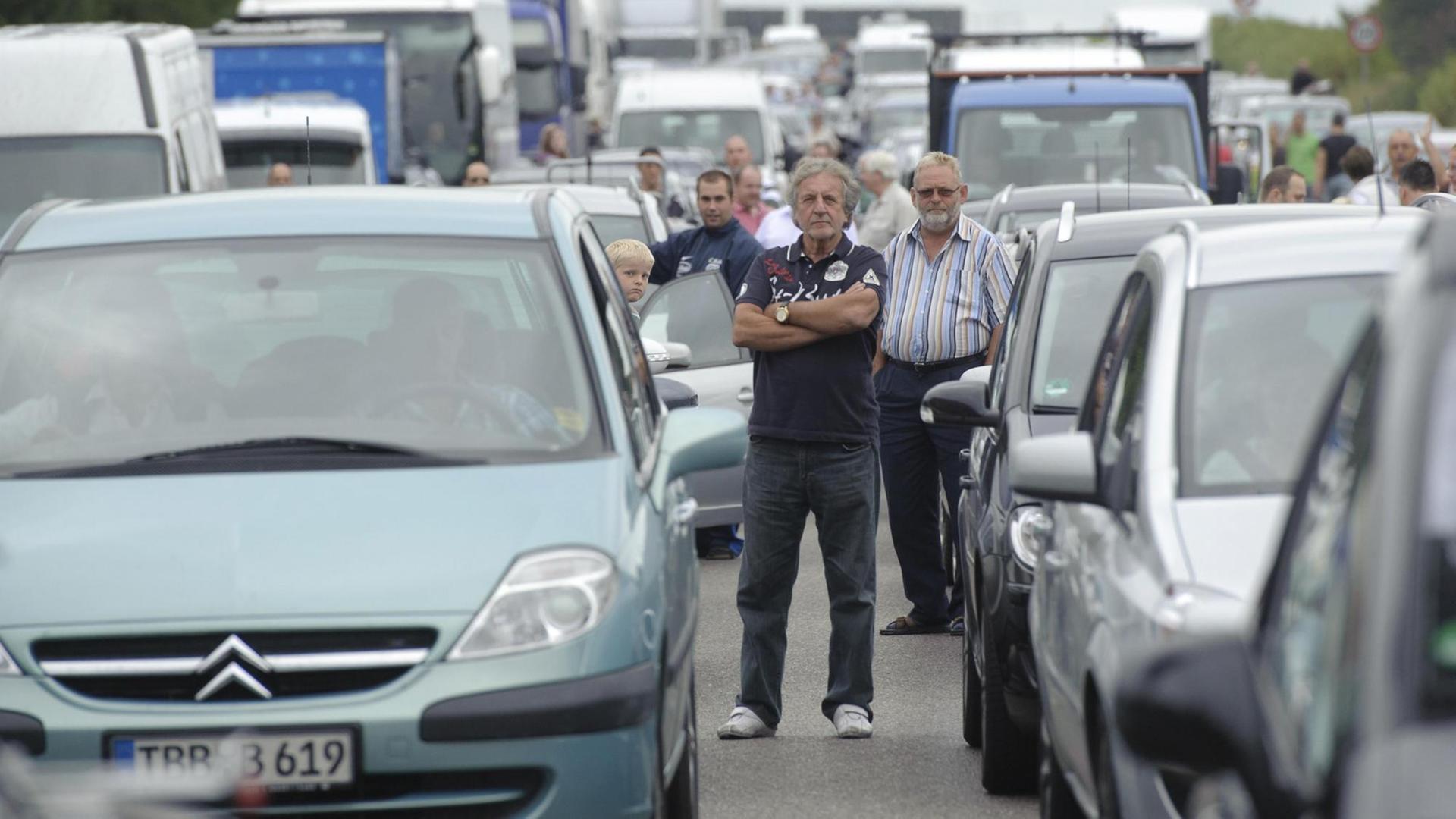 Menschen stehen auf der Autobahn während eines Staus auf der A81 Menschen stehen auf der Autobahn während eines Staus auf der A81