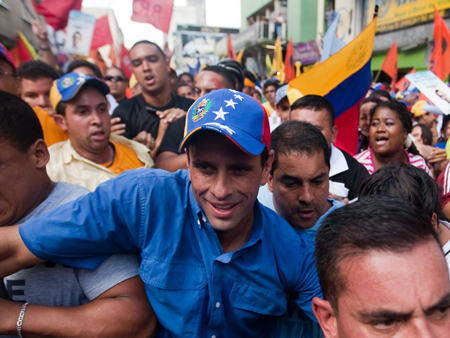 Der venezolanische Präsidentschaftskandidat Henrique Capriles Radonski bei einer Wahlkampfveranstaltung in Los Teques, Miranda. Der venezolanische Präsidentschaftskandidat Henrique Capriles Radonski bei einer Wahlkampfveranstaltung in Los Teques, Miranda.