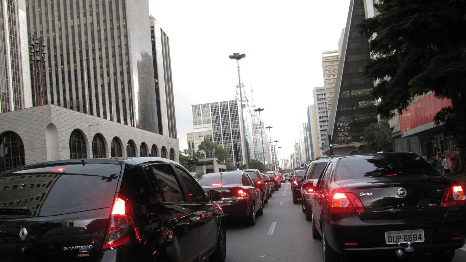 Stoßstange an Stoßstange stehen die Autos auf der Avenida Paulista in der brasilianischen Großstadt Sao Paulo (Aufnahme vom 11.01.2010). Stoßstange an Stoßstange stehen die Autos auf der Avenida Paulista in der brasilianischen Großstadt Sao Paulo (Aufnahme vom 11.01.2010).