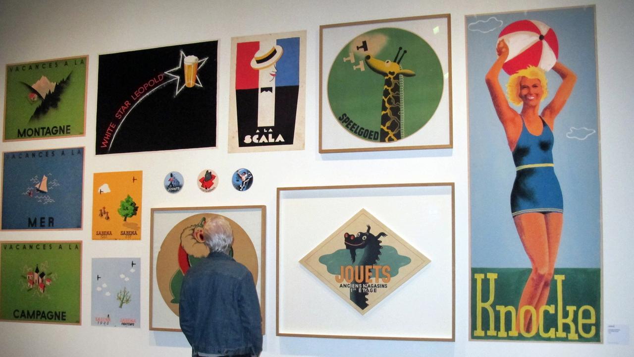 Ein Besucher steht vor den von Hergé entworfenen Werbeplakaten im Grand Palais in Paris. Hergè schuf nicht nur Comics, sondern machte auch in Reklame.