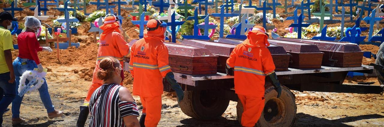 Brasilien, Manaus: Friedhofsmitarbeiter, gefolgt von Angehörigen der Toten mit Mundschutzmasken, fahren Särge zu einem Massengrab. Angesichts der steigenden Zahl von Corona-Infektionen ist das Gesundheitswesen in Manaus am Limit. Brasilien, Manaus: Friedhofsmitarbeiter, gefolgt von Angehörigen der Toten mit Mundschutzmasken, fahren Särge zu einem Massengrab. Angesichts der steigenden Zahl von Corona-Infektionen ist das Gesundheitswesen in Manaus am Limit.