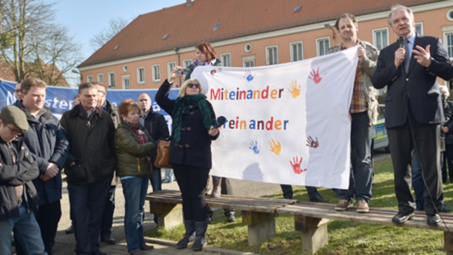 Sachsens-Anhalts Ministerpräsident Reiner Haseloff spricht in Tröglitz auf einer Kundgebung mit dem Motto "Miteinander, Füreinander". Sachsens-Anhalts Ministerpräsident Reiner Haseloff spricht in Tröglitz auf einer Kundgebung mit dem Motto "Miteinander, Füreinander".