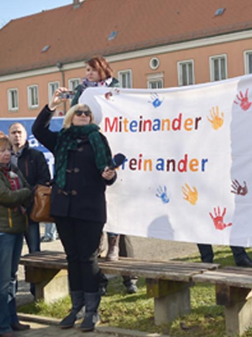 Sachsens-Anhalts Ministerpräsident Reiner Haseloff spricht in Tröglitz auf einer Kundgebung mit dem Motto "Miteinander, Füreinander".