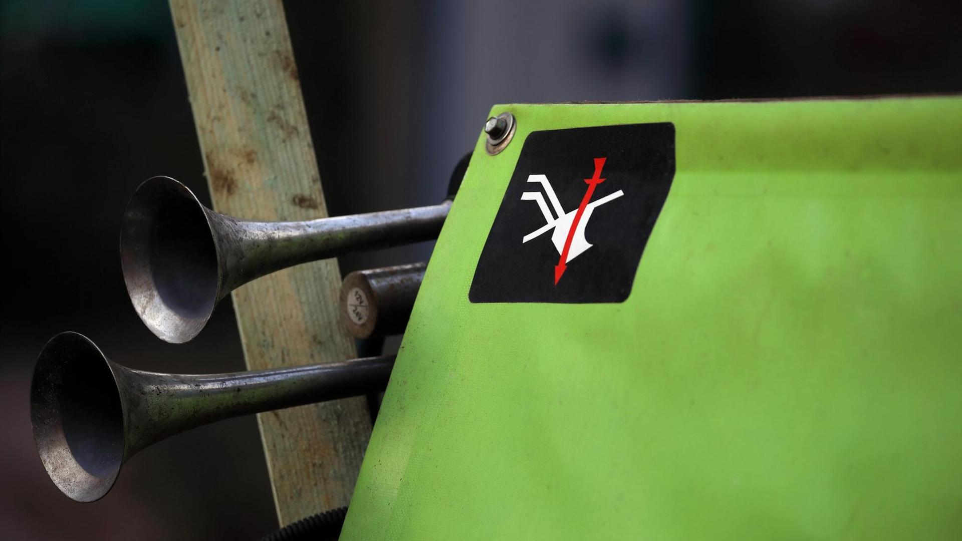 Auf einem Traktor prangt ein Sticker mit dem Symbol der Landvolkbewegung: Ein weißer Pflug und rotes Schwert auf schwarzem Grund. Auf einem Traktor prangt ein Sticker mit dem Symbol der Landvolkbewegung: Ein weißer Pflug und rotes Schwert auf schwarzem Grund.