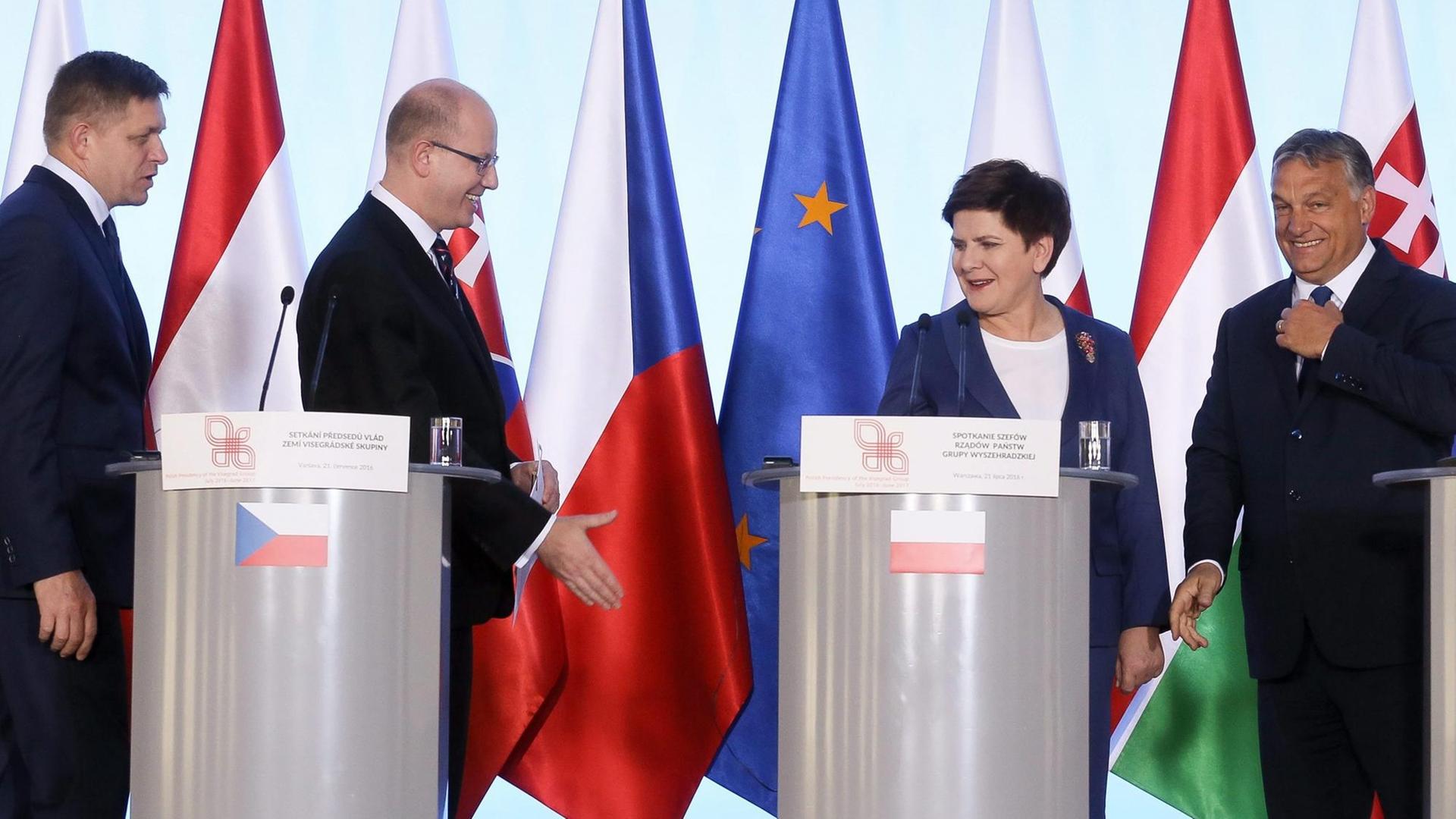 v.l.n.r.: Der slowakische Ministerpräsident Robert Fico, Tschechiens Ministerpräsident Bohuslav Sobotka, die polnische Ministerpräsidentin Beata Szydlo und Ungarns Ministerpräsident Viktor Orban bei einer Pressekonferenz nach einem Treffen der Visegrad Gruppe in Warschau am 21. Juli 2016. v.l.n.r.: Der slowakische Ministerpräsident Robert Fico, Tschechiens Ministerpräsident Bohuslav Sobotka, die polnische Ministerpräsidentin Beata Szydlo und Ungarns Ministerpräsident Viktor Orban bei einer Pressekonferenz nach einem Treffen der Visegrad Gruppe in Warschau am 21. Juli 2016.