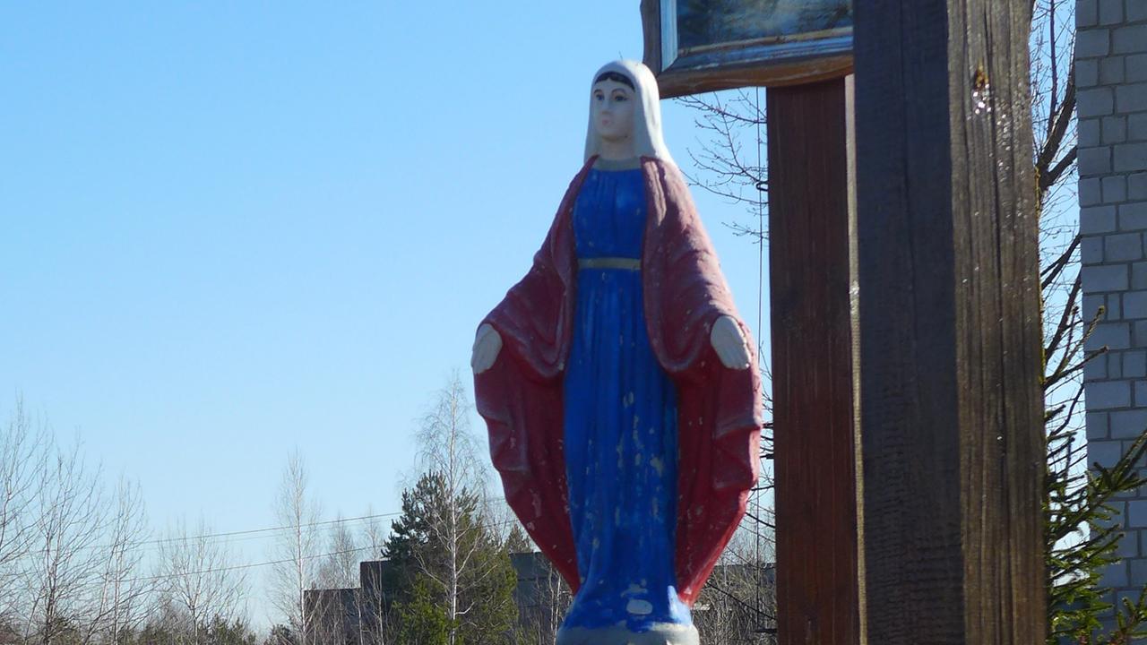 An der Einfahrt zur 30-Kilometer-Sperrzone steht inzwischen eine Mutter Gottes An der Einfahrt zur 30-Kilometer-Sperrzone steht inzwischen eine Mutter Gottes
