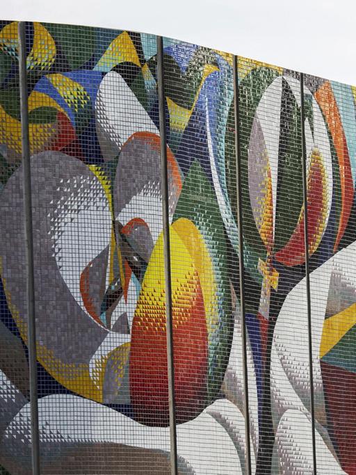 Arbeiter installieren ein Segment des Mosaik-Wandgemäldes "The Relationship of Humanity to Nature and Technology" (1980-1984) des spanischen Künstlers Josep Renau (1907-1982) in Erfurt.
