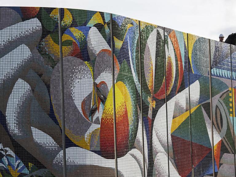 Arbeiter installieren ein Segment des Mosaik-Wandgemäldes "The Relationship of Humanity to Nature and Technology" (1980-1984) des spanischen Künstlers Josep Renau (1907-1982) in Erfurt.