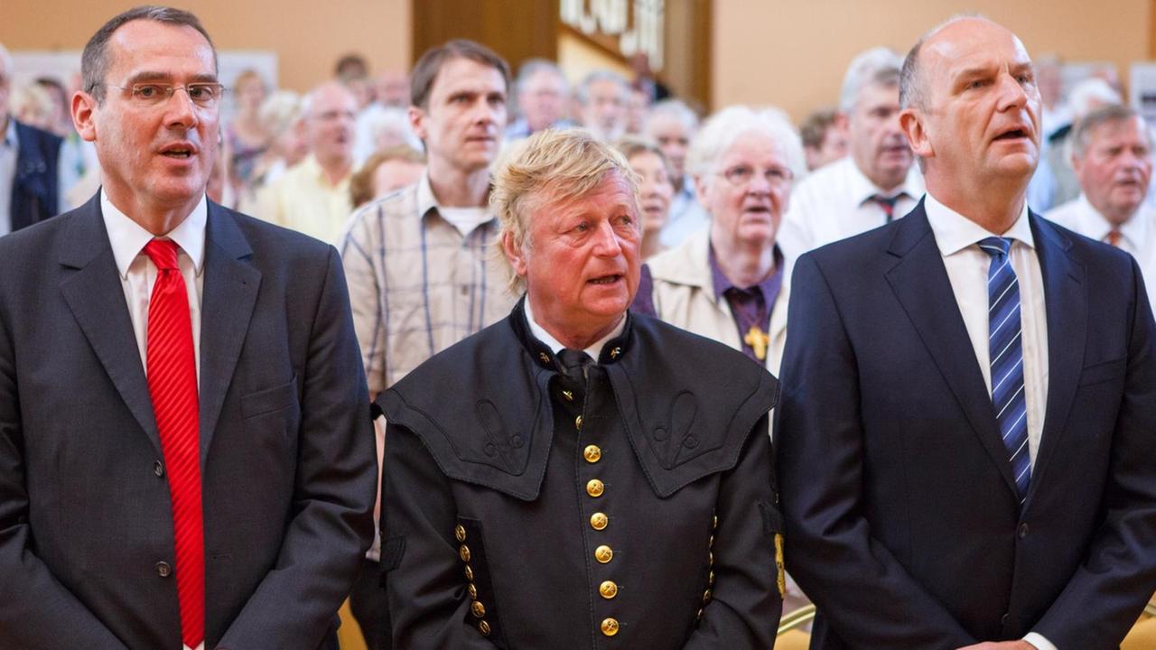Helmut Franz singt mit Dietmar Woidke und Andreas Friedrich das Steigerlied auf dem Bergmannstag. Helmut Franz singt mit Dietmar Woidke und Andreas Friedrich das Steigerlied auf dem Bergmannstag.