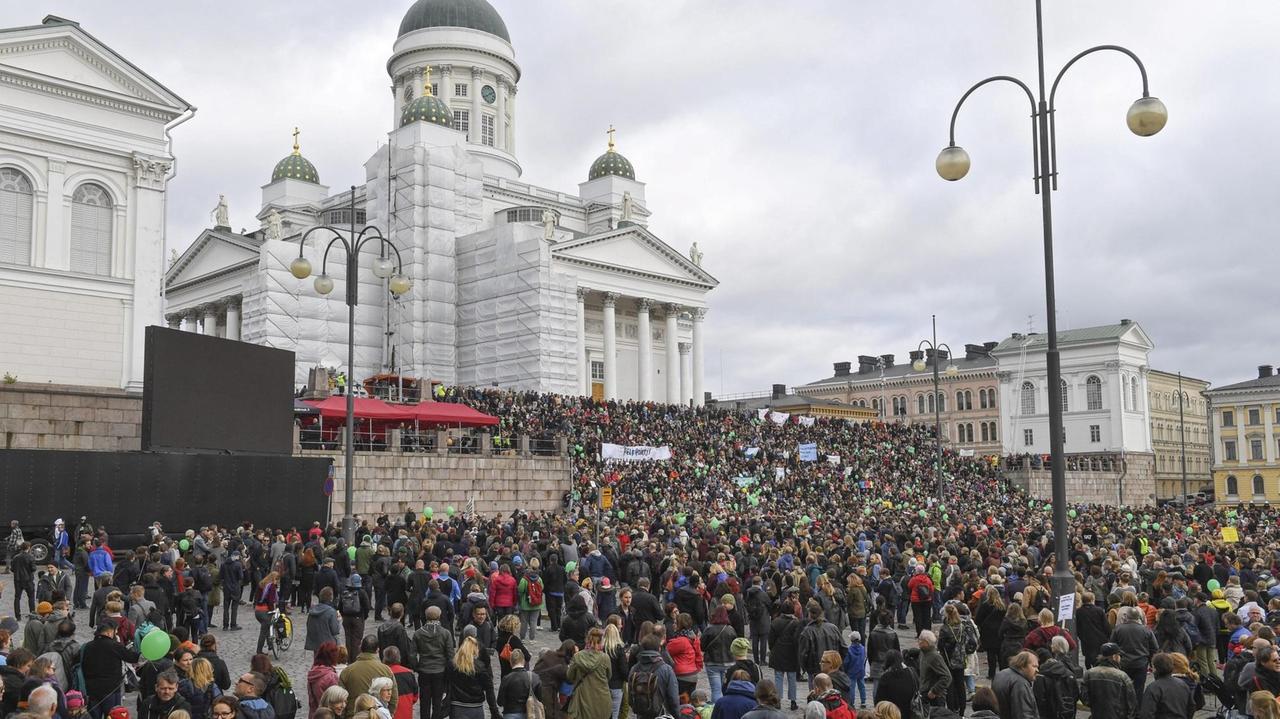 Auf dem Senatsplatz in Helsinki stehen tausende Menschen und protestieren gegen Rassismus und Gewalt.